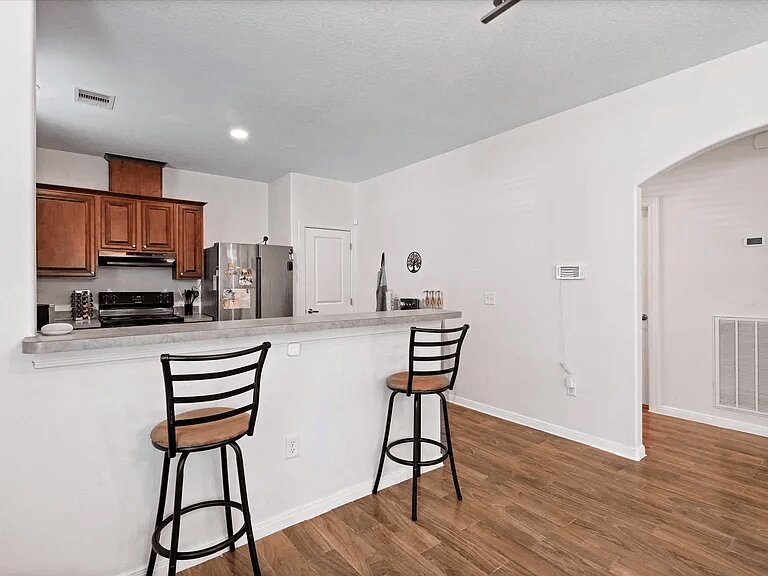 Kitchen with breakfast bar